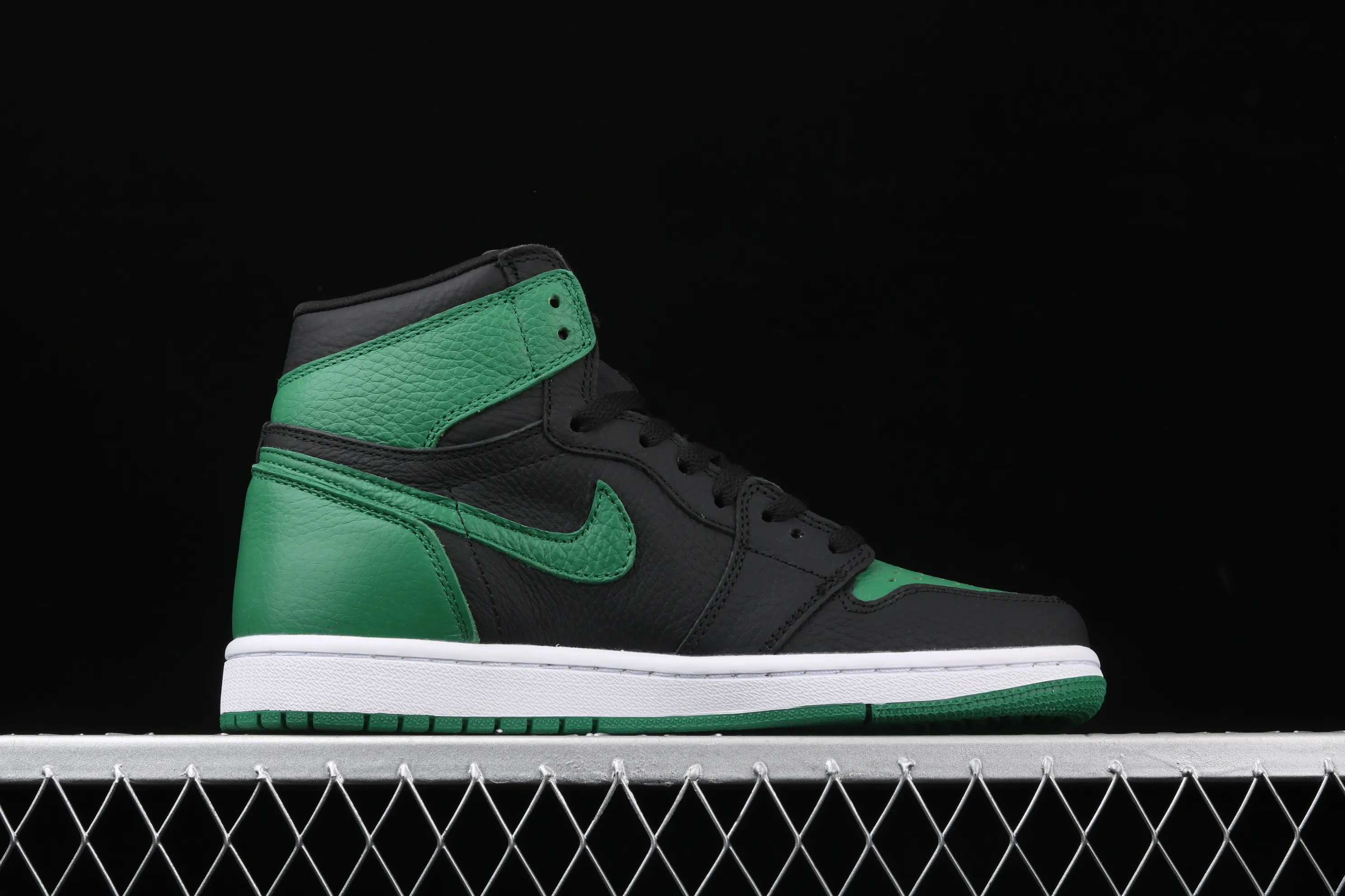 All categories Air Jordan Jordan series basketball shoes Air Jordan 1 High Air Jordan 1 "Pine Green" AJ1 Joe 1 retro black and green 555088-030